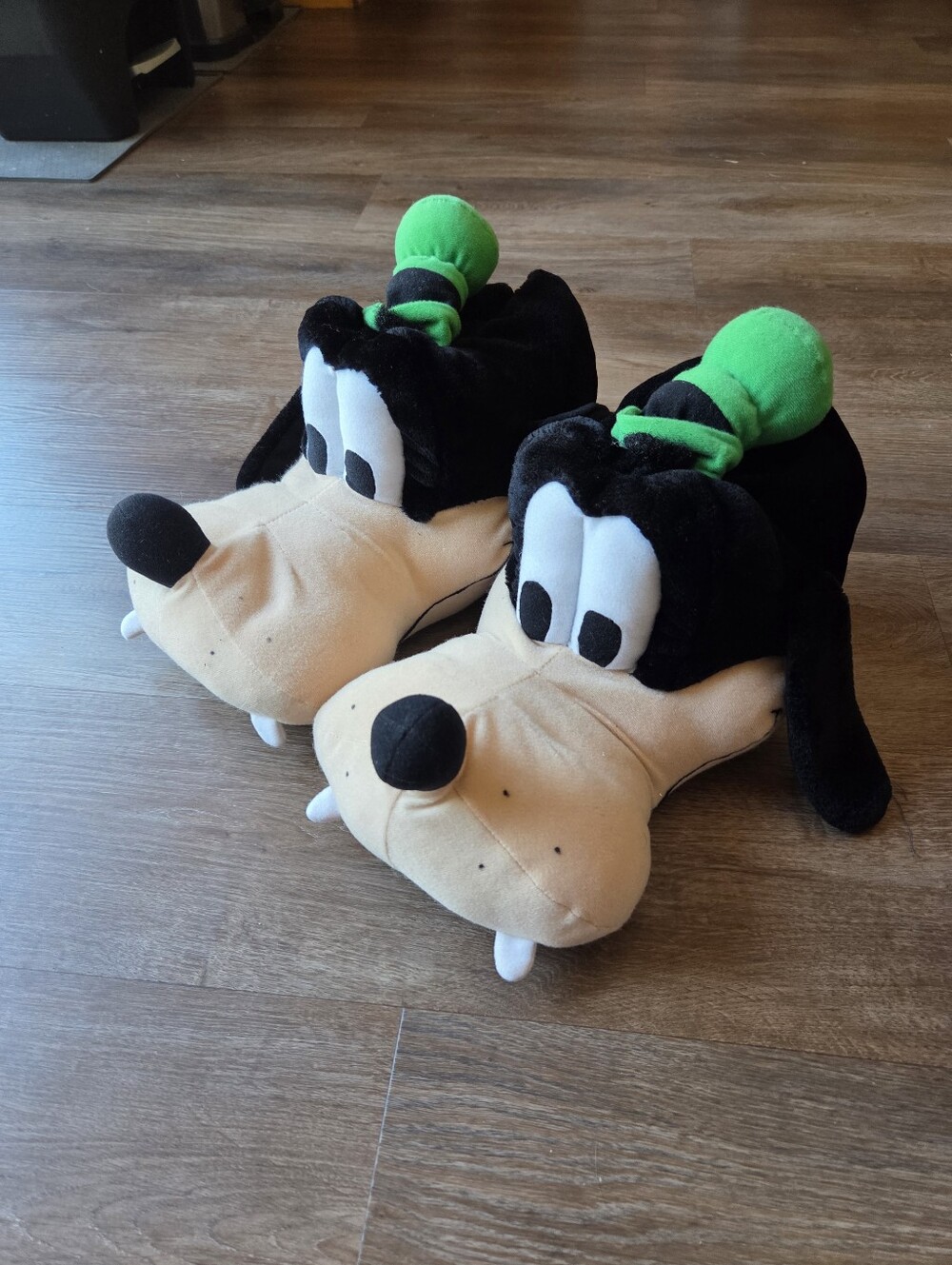 Disney Goofy Oversized Plush Slippers Adult size Large 11/12